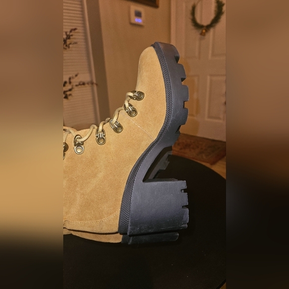 BEAST FASHION Tan platform chunky lace up work boots. Size 7 - Picture 10 of 11